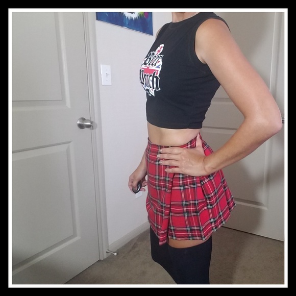 Tops - Mad Dogs Beer Wench Crop Top